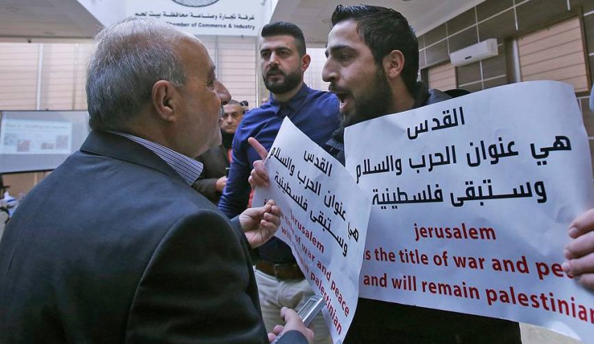 عباس يدين طرد وفداً أمريكياً من بيت لحم
