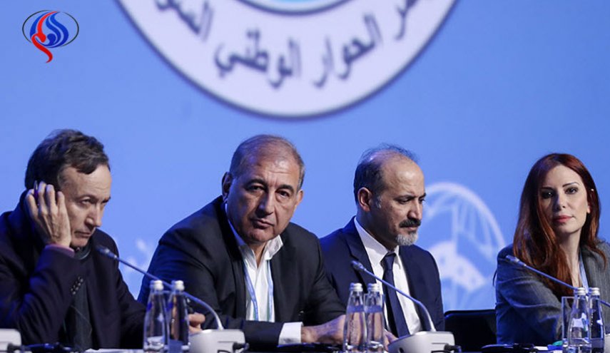 بالصور.. معارضون سوريون يفترشون الأرض في سوتشي!
