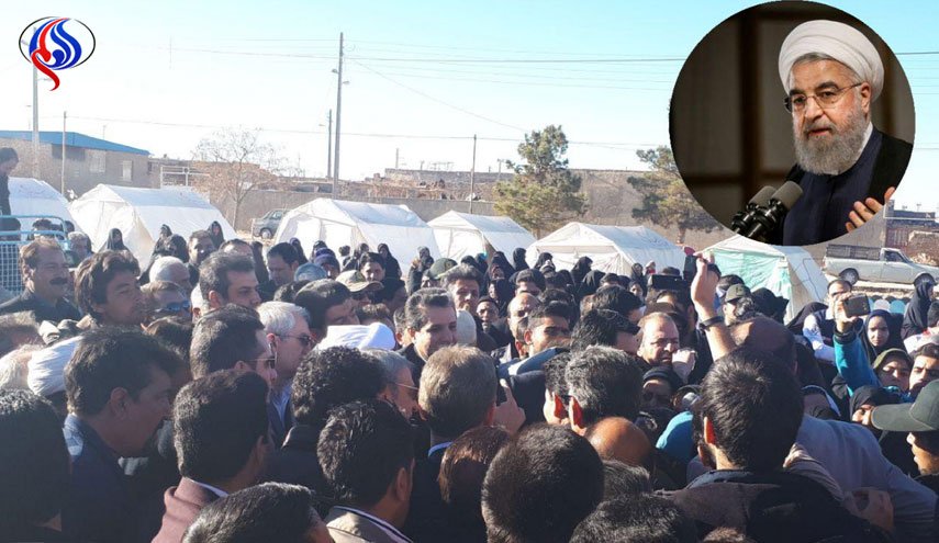روحاني يصل قرية غورك المنكوبة بالزلزال في محافظة كرمان