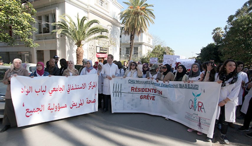 وزارة الصحة الجزائرية تجمّد أجور الأطباء المضربين