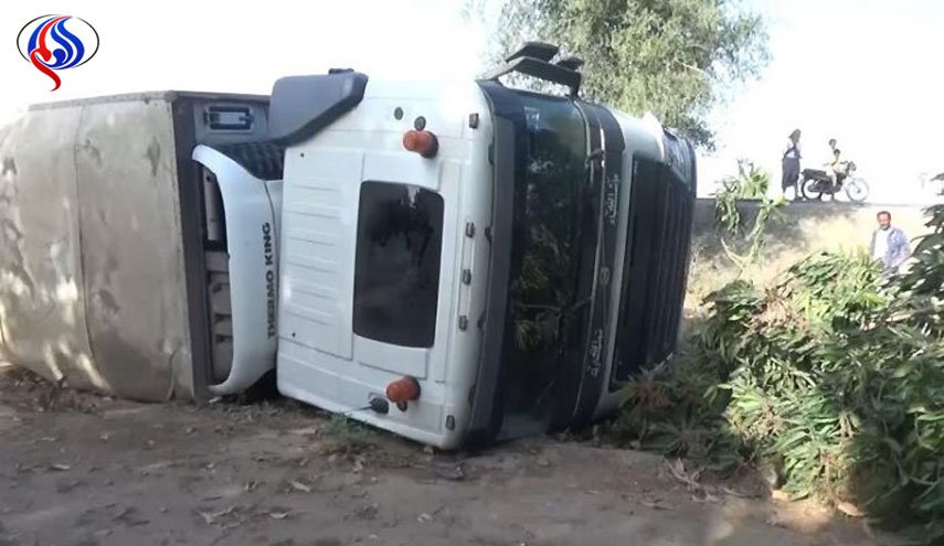 بالصور: العدوان يستهدف ناقلة محملة بالدجاج بالحديدة