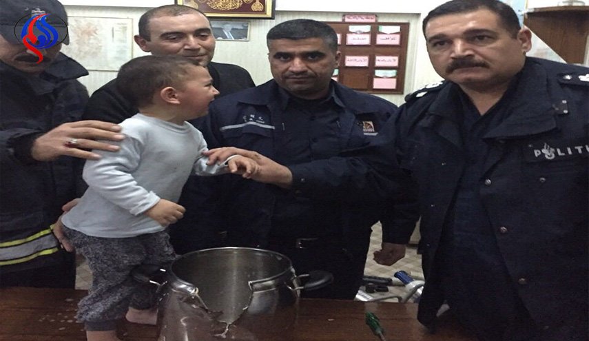 انقاذ طفل من داخل قدر صغير في كركوك! +صور