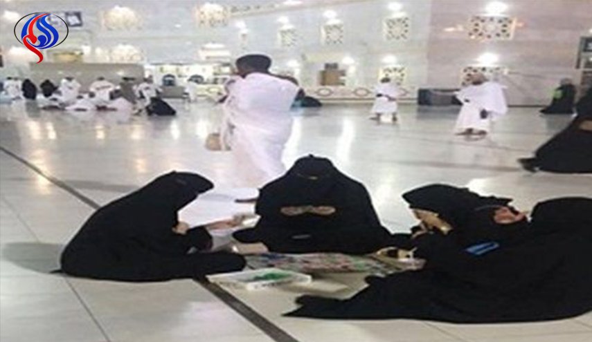 إنها الاصلاحات... نساء يلعبن الورق داخل الحرم المكي !