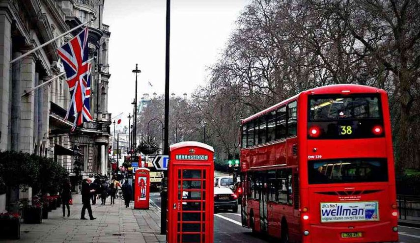 بالصور.. ماذا تروج هذه الحافلة الحمراء في شوارع بريطانيا؟