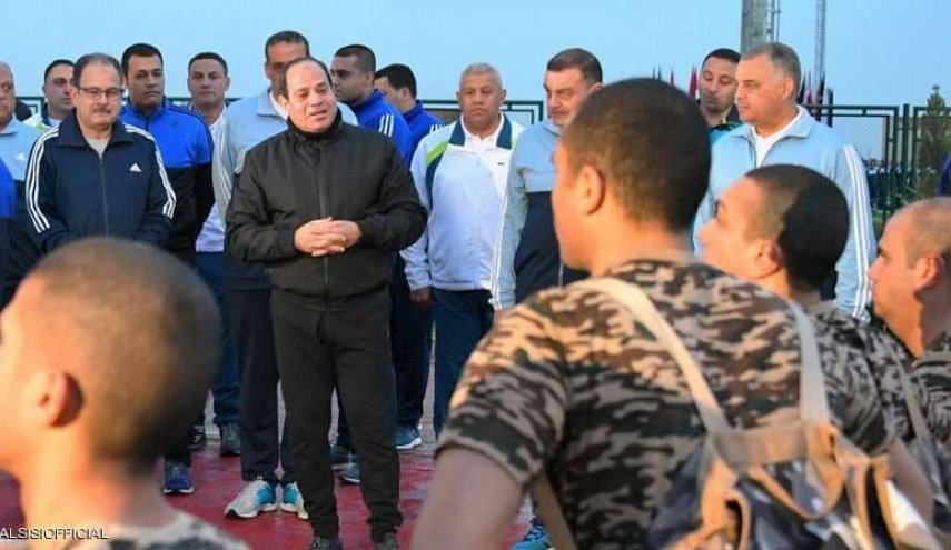 بالصور.. السيسي يشارك طلاب الشرطة التدريبات 