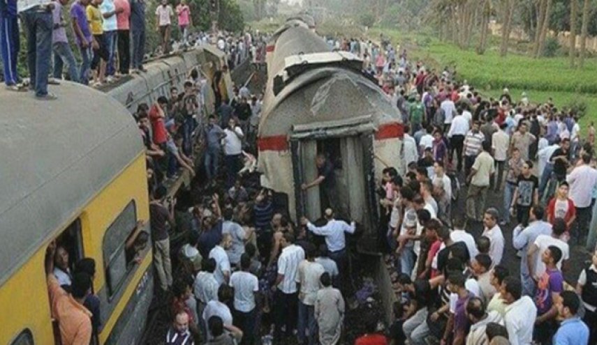 بالصور.. مصرع 16 شخصا في تصادم قطارين في مصر

