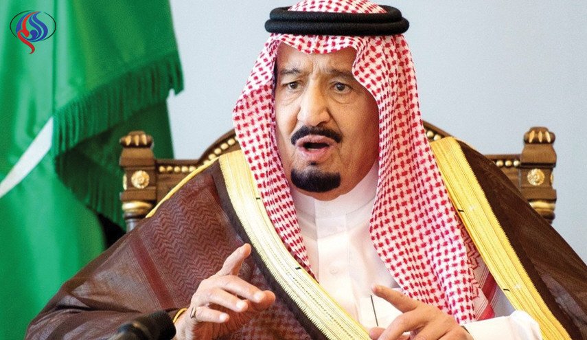 فتاة تهز  