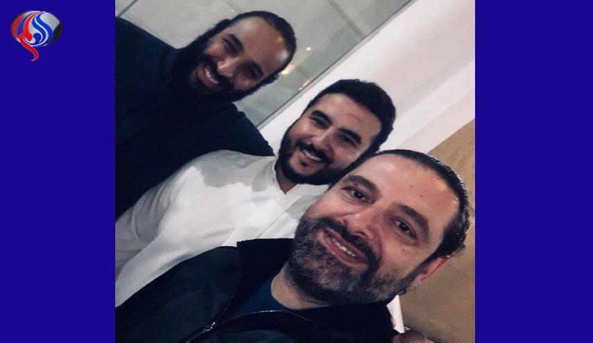 السجين يلتقط سيلفي مع السجان مبتسماً.. صورة تثير جدلاً واسعاً!