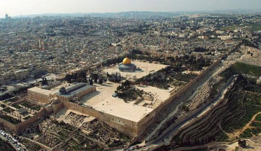 مجموعات من المستوطنين تقتحم المسجد الأقصى بقيادة رئيس 