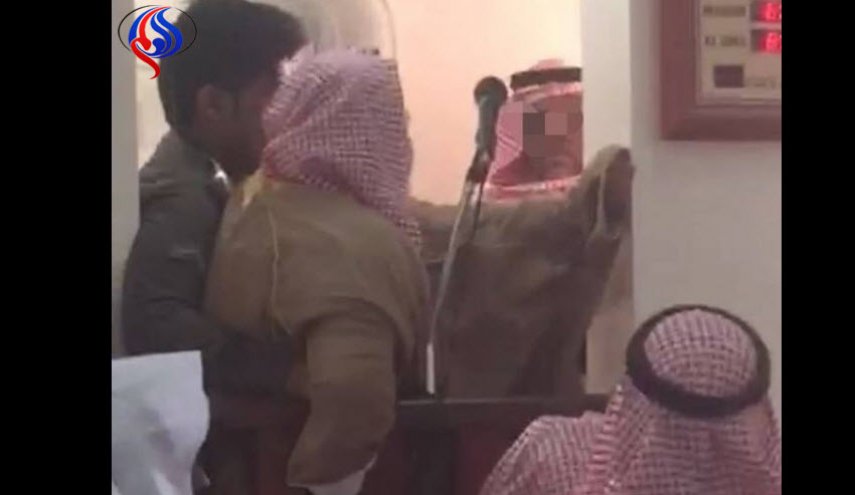 لهذا السبب تم إنزال خطيب مسجد بالسعودية بعنف عن المنبر!