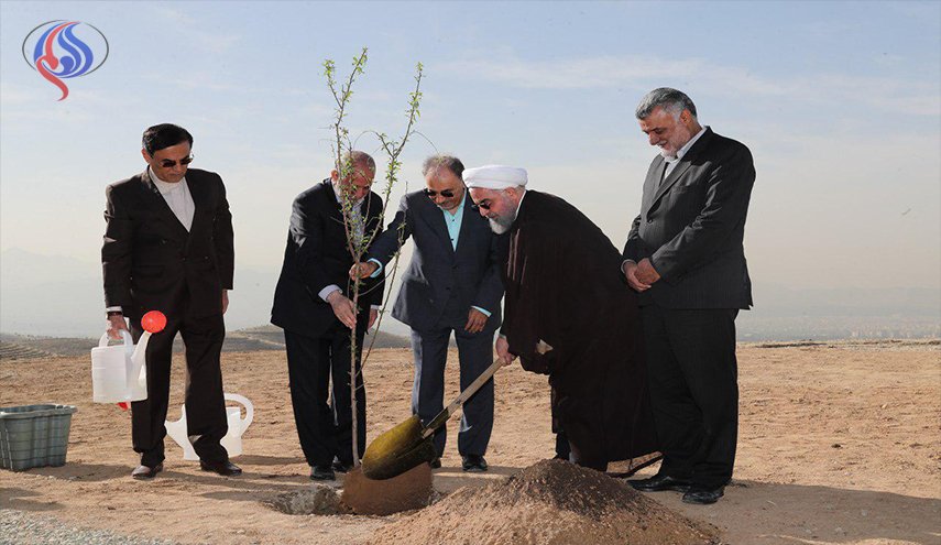 الرئيس روحاني يغرس شجرة في يوم التشجير بايران