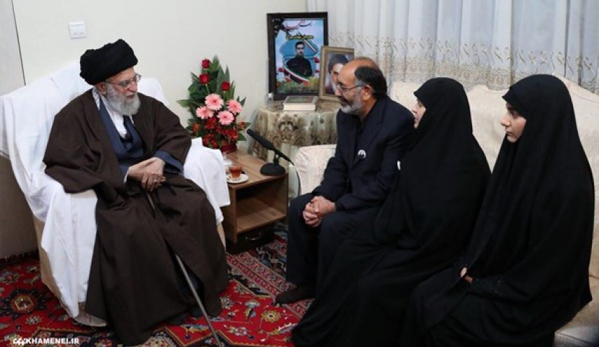 قائد الثورة يزور أسرة شهيد أحداث الشغب الاخيرة+صور