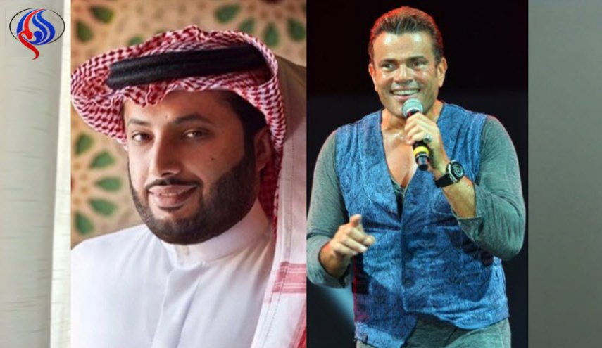  شاهد.. آل الشيخ يُهدي مطرب مصري هدية لا يمكن ادخالها الى مصر!