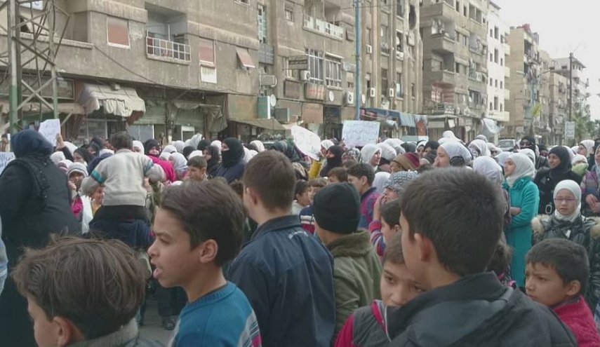 شلیک تروریست های به تظاهرکنندگان خواستار خروج افراد مسلح از غوطه