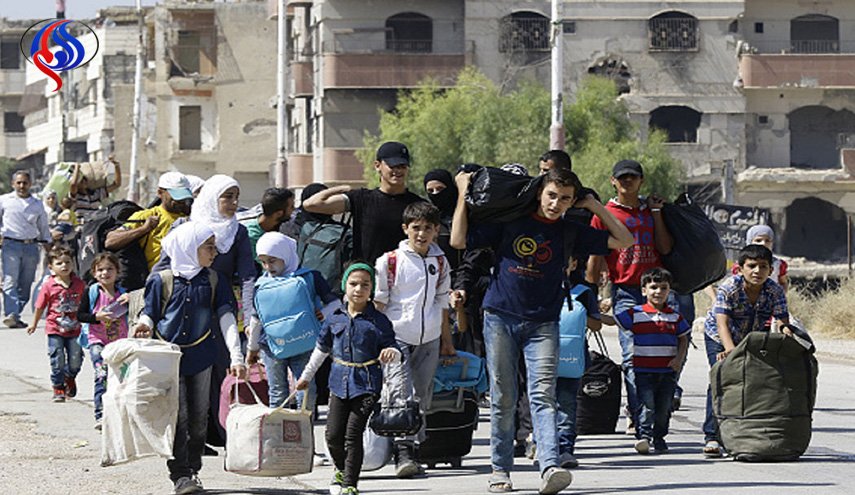 الجيش السوري يخرج عوائل يحتجزهم المسلحون من محور مديرة
