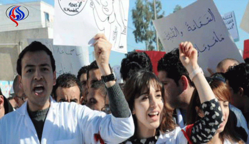 الأطباء الشبان فى تونس يتظاهرون للحصول على شهاداتهم