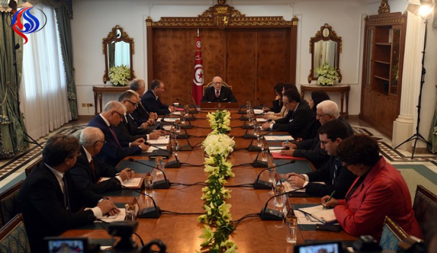تونس.. السبسي يلمّح لأول مرة إلى إقالة الشاهد