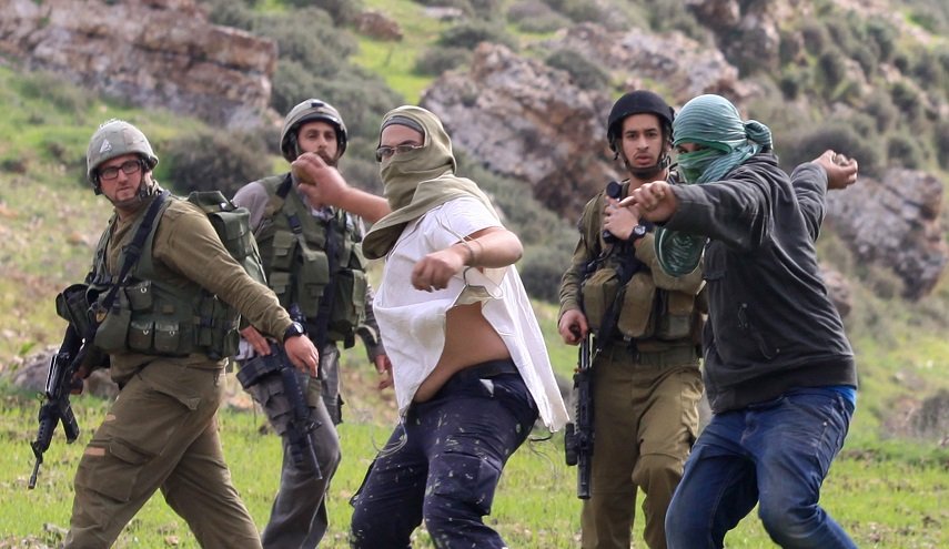 نجاة فلسطينيين من اعتداء مستوطنين في عقربا جنوب نابلس