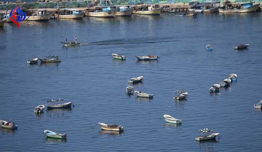 زوارق إسرائيلية تستهدف صيادين فلسطينيين شمالي غزة