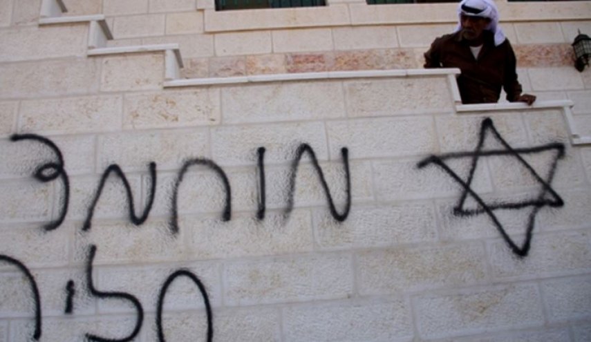 مستوطنون يهاجمون منازل الفلسطينيين شمال القدس ويخطون شعارات عنصرية