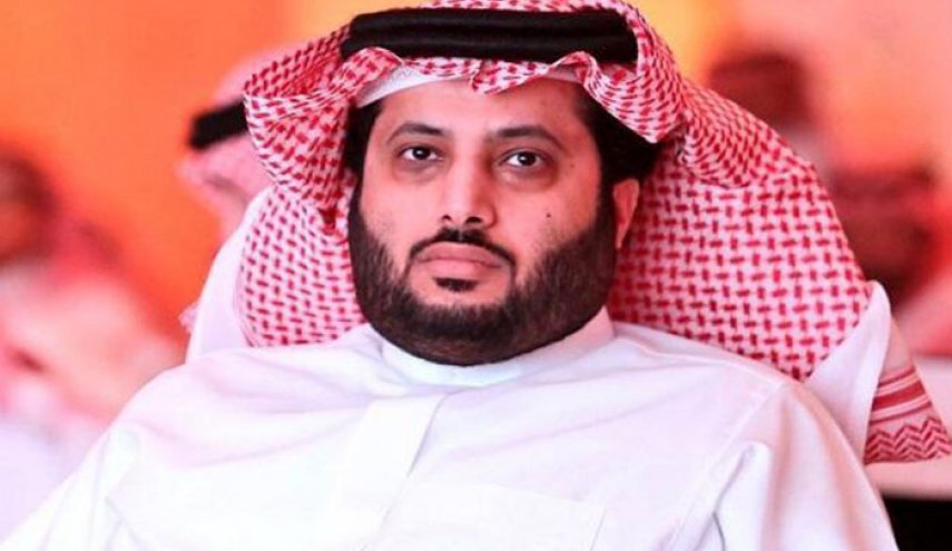 رئيس النادي الأهلي يعتدي بالضرب على فنانة!
