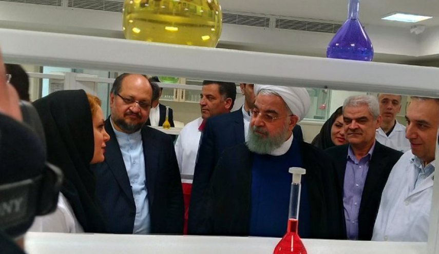 الرئيس روحاني يدشن خطا انتاجيا ومختبرا لشركة للأدوية