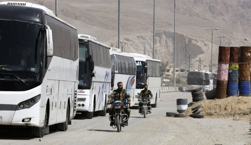 أول دفعة من المسلحين تخرج من الغوطة الشرقية الى ادلب