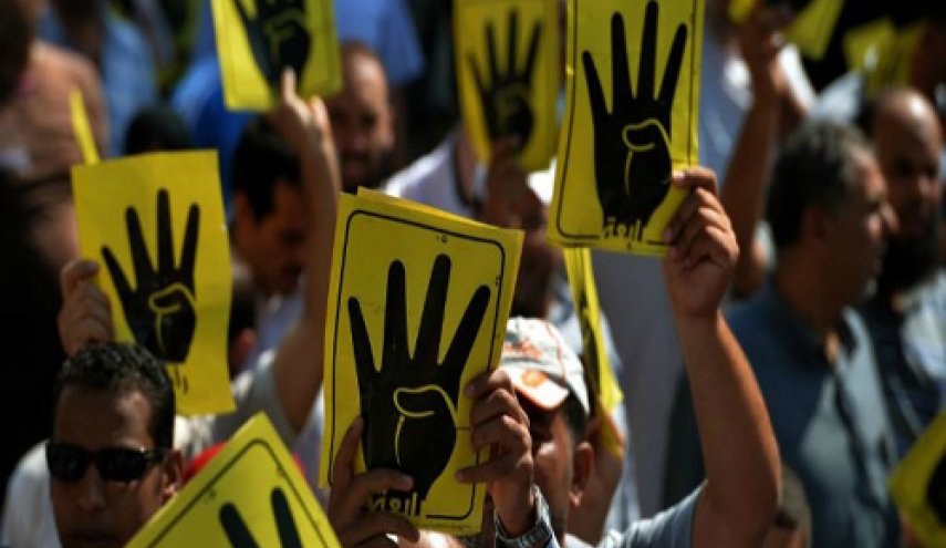 مصريون يفتكون بطبيب رفع شعار 