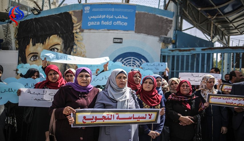 لاجئات غزة يتظاهرن ضد إيقاف 