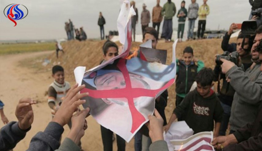 بالصور.. إحراق صور نتنياهو وترامب خلال مسيرة العوده بغزة