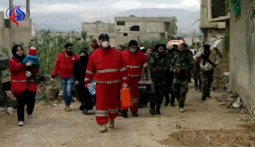 بالصور.. الجيش يؤمن خروج دفعات جديدة من المدنيين المحتجزين لدى الإرهابيين في دوما