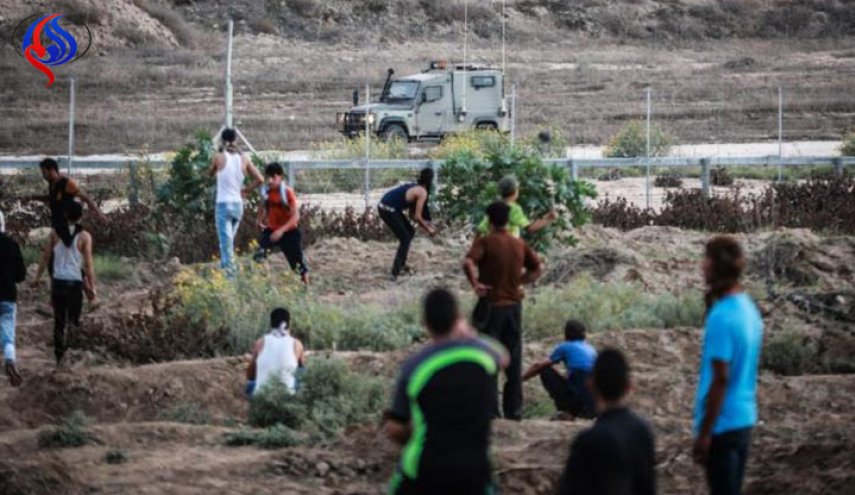 بدء فعاليات جمعة الشباب الثائر بانتزاع السياج الفاصل شرق جباليا +صور