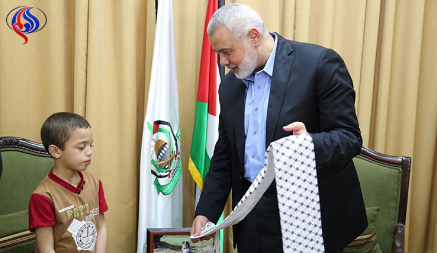 بالصور.. هنية يلتقي أيقونة مسيرة العودة الكبرى 