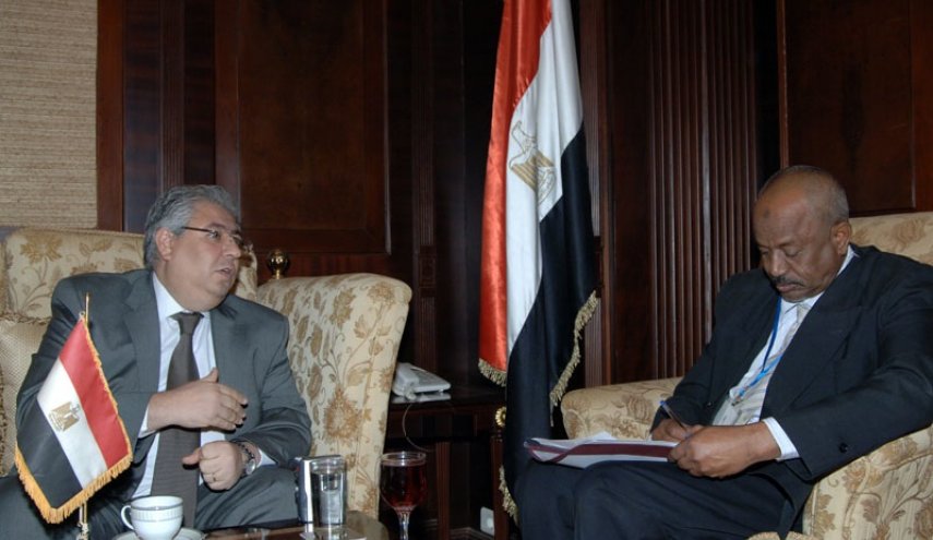 سفير مصر في الخرطوم يبحث تفعيل آليات التعاون مع السودان
