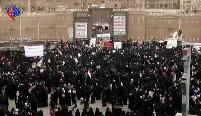 وقفة نسائية يمنية استنكارا لجريمة اغتصاب فتاة الحديدة
