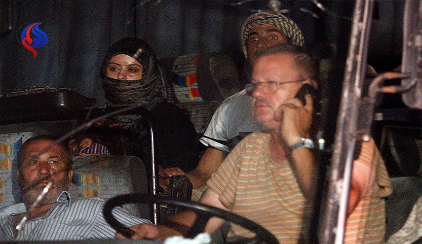 حافلات تقل مسلحين ومدنيين تغادر دوما إلى شمال سوريا