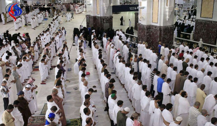 كاتب سعودي بصحيفة عكاظ يهاجم صلاة الجماعة