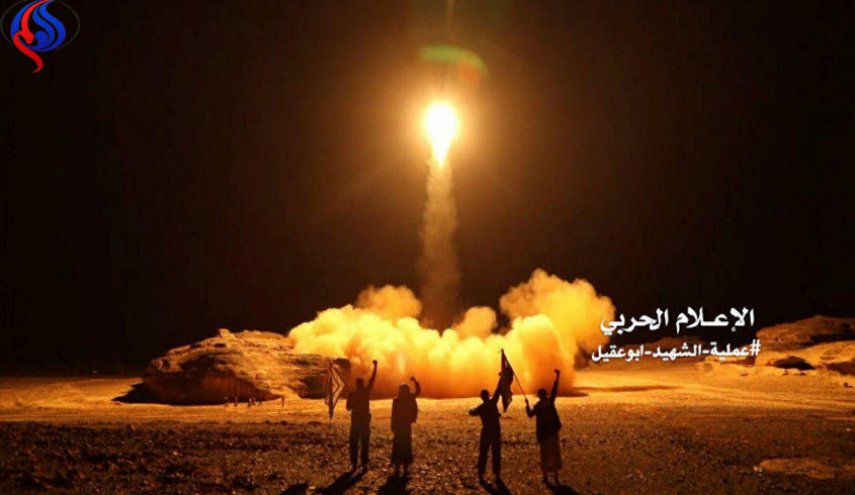باليستي يمني يدك معسكرا للجيش السعودي والسوداني بعسير