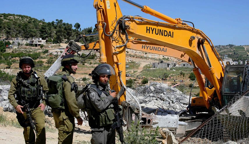 آليات الاحتلال تهدم منشآت فلسطينية غرب رام الله 