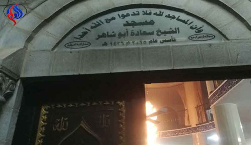 بالصور.. مستوطنون يشعلون النار بمسجد في نابلس

