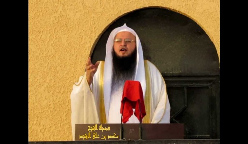 خطيب الجمعة بالسعودية ترك كل أمور الدين وبلاوي الدنيا لتهنئة “الهلال” بالفوز!