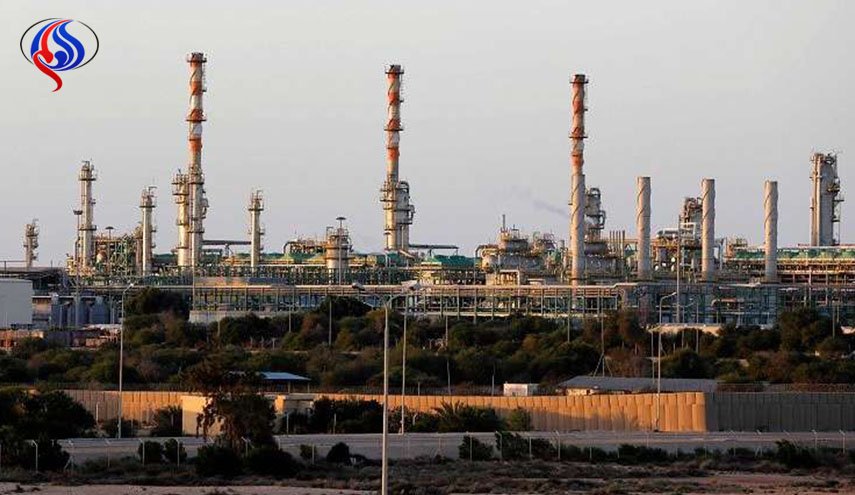 عاطلون يحتجون بالقرب من خط أنابيب للنفط في ليبيا