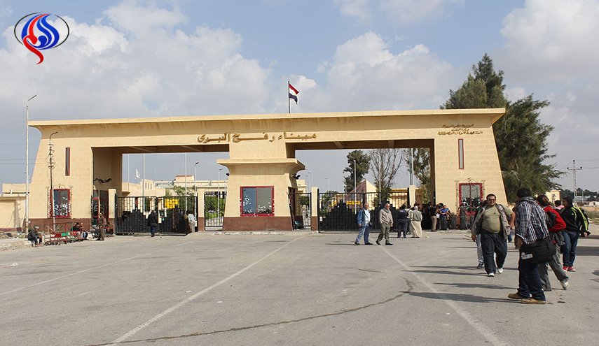 مصر تسمح بعودة 24 عالقا فلسطينيا إلى قطاع غزة