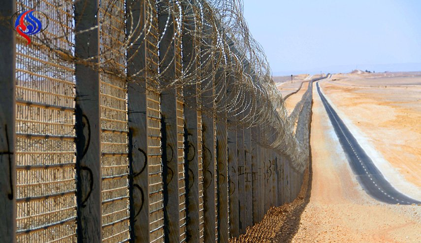 شبان فلسطينيون يسحبون السياج الامني شرق خانيونس