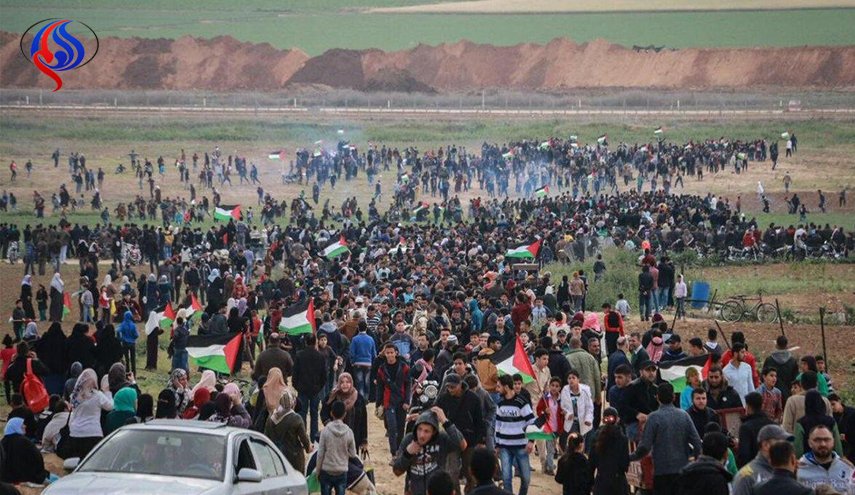 إسرائيل تطلق الغاز المسيل للدموع وذخيرة حية على الفلسطينيين على حدود غزة