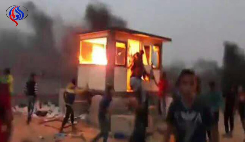 شاهد.. هكذا أحرق الفلسطينيون معبرا حدوديا اسرائيليا