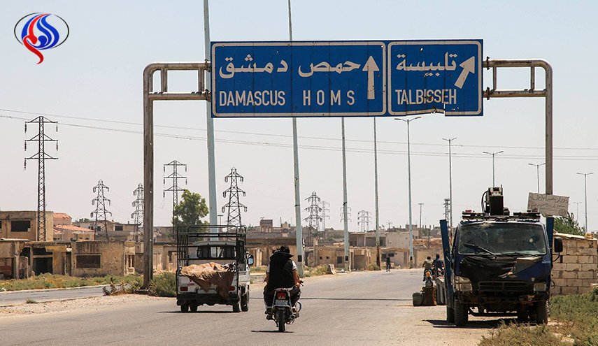 المسلحون يسلمون دباباتهم ومدرعاتهم للجيش السوري بريف حمص