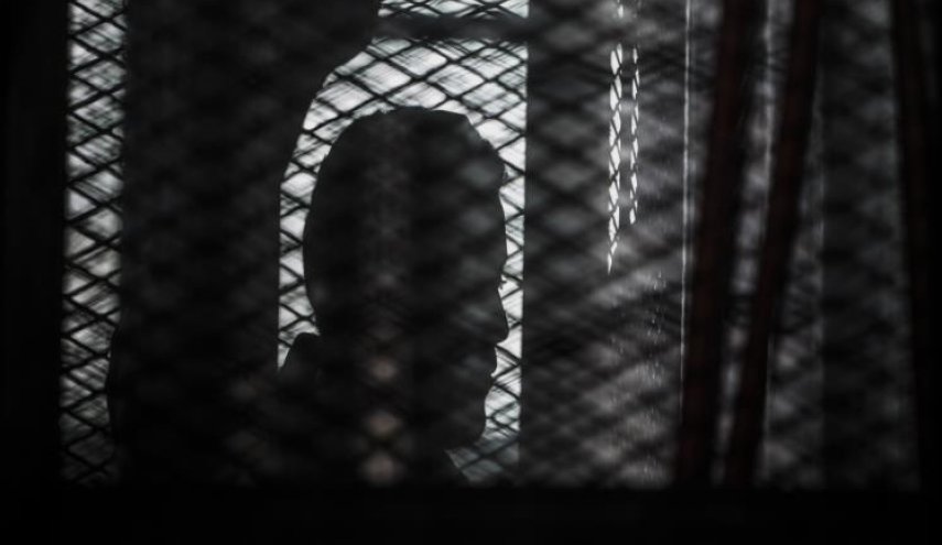 أمنيستي للنظام المصري: العزل 23 ساعة يوميا غير إنساني