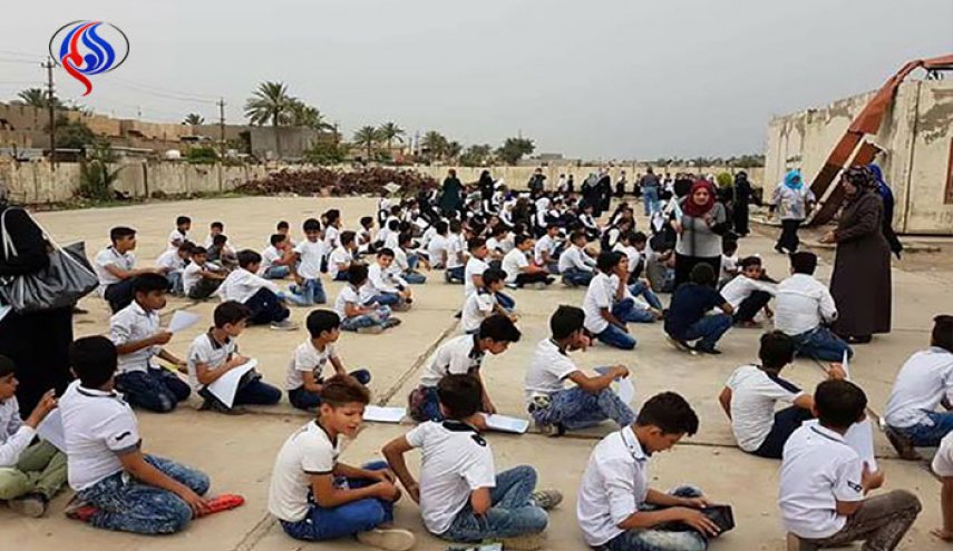 بسبب الإنتخابات.. تلاميذ العراق يفترشون الأرض لتلقي العلم !!