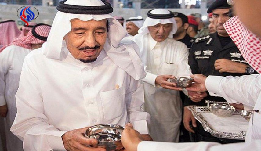 الملك سلمان يشك في ماء زمزم!